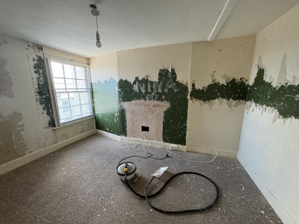 Lot: 58 - THREE STOREY TERRACED HOUSE FOR IMPROVEMENT - View of bedroom on the second floor